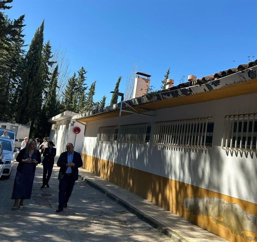 Archivo - La delegada de Salud, Elena González, y el alcalde de Cazorla, José Luis Olivares, en una reciente visita al centro de salud