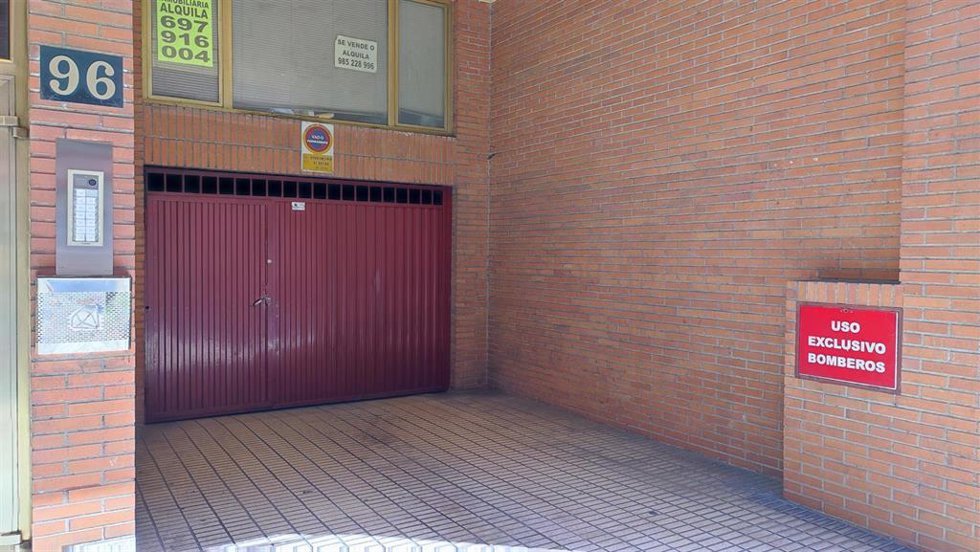 Archivo - Garaje, aparcamiento para coches, boca de riego para bomberos.