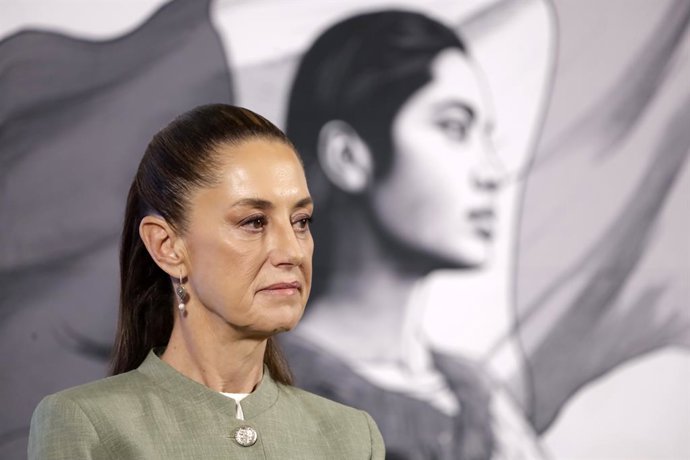 A presidente do México, Claudia Sheinbaum Pardo, fala durante uma coletiva de imprensa no Palácio Nacional, em 4 de abril de 2025, na Cidade do México, México.