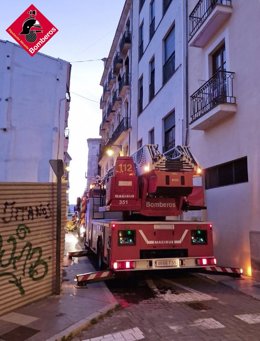 Herida una mujer con quemaduras y atendida otra por inhalación de humo en un incendio en Alcoi (Alicante).