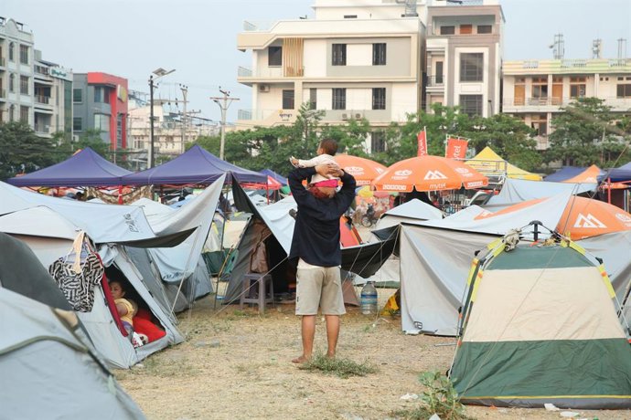 MANDALAY, 3 de abril de 2025 -- Esta foto tirada em 3 de abril de 2025 mostra um abrigo temporário para pessoas afetadas pelo terremoto em Mandalay, Mianmar. O número de mortos em um terremoto de magnitude 7,9 em Mianmar subiu para 3.145, com 4.589 pessoa
