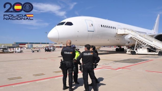 Agentes no Aeroporto Adolfo Suárez Madrid Barajas durante a operação para retirar da Espanha seis cidadãos albaneses condenados por tráfico de drogas.