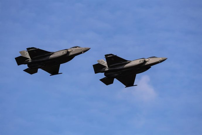 Archivo - Arquivo - 15 de agosto de 2024, Varsóvia, Mazowieckie, Polônia: Militares dos EUA apresentam caças F-35 no centro de Varsóvia, capital da Polônia, durante um desfile militar no Dia do Exército Polonês. O desfile apresenta mais de 200 unidades mi