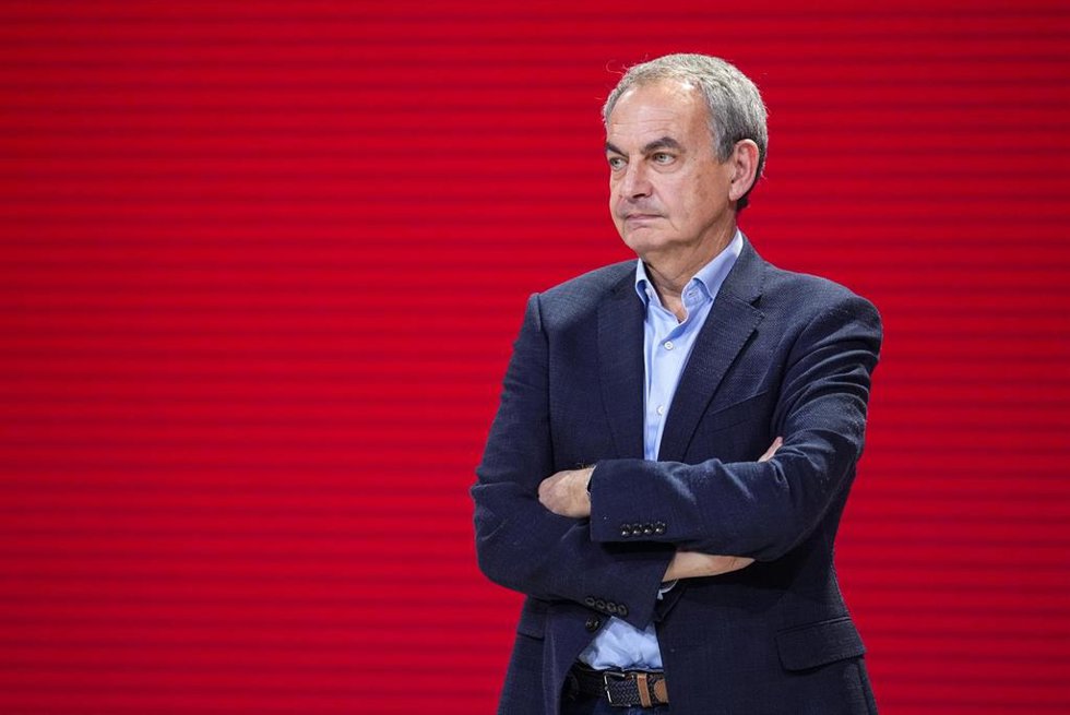 Archivo - El secretario general del  PSOE de 2000 a 2012 y presidente del Gobierno de España de 2004  a 2011, José Luis Rodríguez Zapatero, durante los premios Rosa Manzano en el primer día del 41 Congreso Federal del PSOE