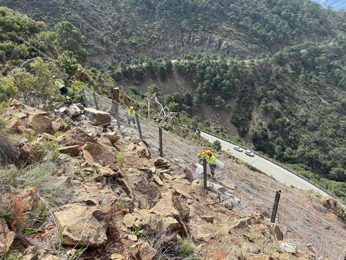 Obras de reparación de la carretera A-397 en Málaga.
