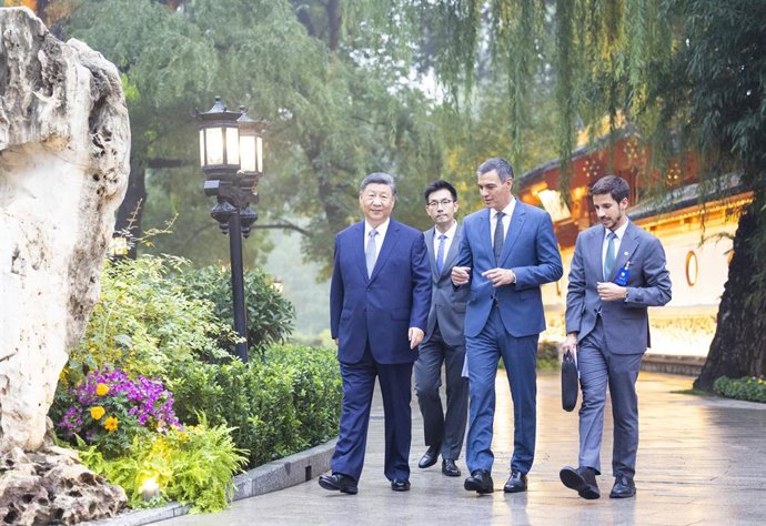 Archivo - BEIJING, 9 de setembro de 2024 -- O presidente chinês Xi Jinping e o primeiro-ministro espanhol Pedro Sanchez fazem uma caminhada em Pequim, capital da China, em 9 de setembro de 2024. Xi se reuniu com Sanchez, que está em uma visita oficial à C