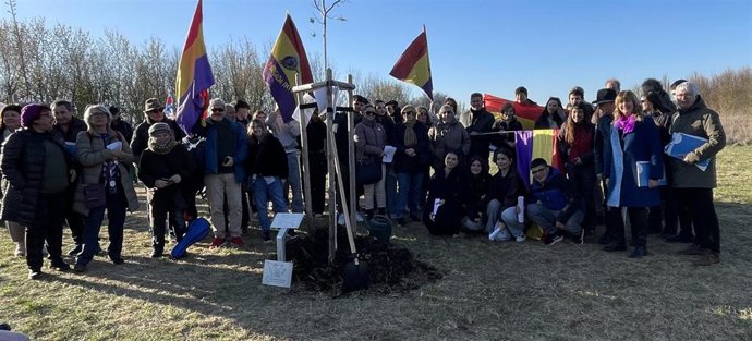 La delegación Navarra, junto a representantes de cinco autonomías en el Memorial del campo de concentración de Buchenwald (Alemania).