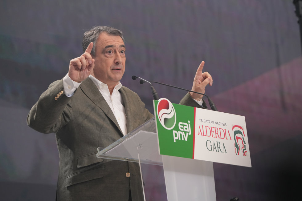 El nuevo presidente del EBB del PNV, Aitor Esteban, en su pimer discurso tras ser proclamado líder del partido, en el frontón Atano III de Donostia-an Sebastián