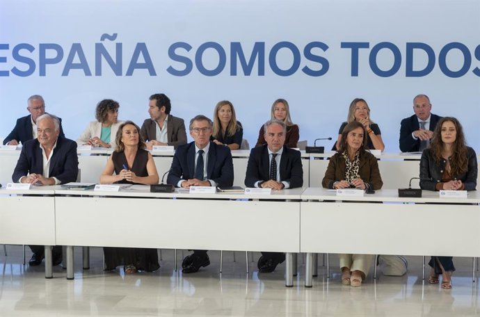 Archivo - (I-D) El vicesecretario de Acción Institucional del PP, Esteban González Pons; la secretaria general del Partido Popular, Cuca Gamarra; el presidente del PP, Alberto Núñez Feijóo; el vicesecretario de Coordinación Autonómica y Local y Análisis E