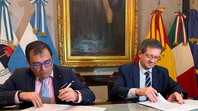 El vicegobernador de Corrientes (Argentina), Néstor Pedro Braillard Poccard, junto al presidente de la FNDB, José Hernández