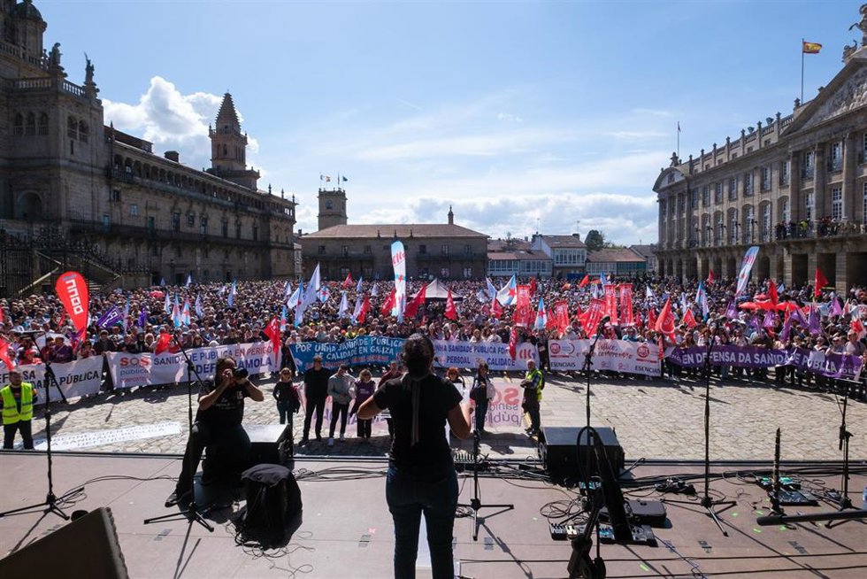 AMP.- Miles de personas claman en Santiago contra "el desmantelamiento" de la sanidad: "Más recursos y menos discursos"