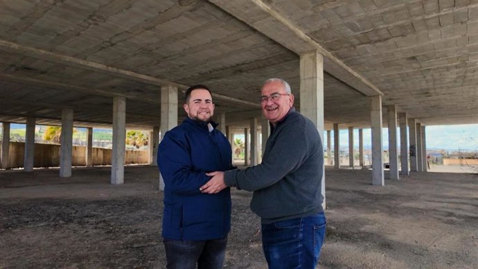 Imagen del diputado de Obras Públicas y Vivienda, José Ramón Jiménez, y el alcalde de Gójar, Joaquín Prieto.