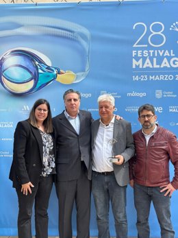 Alberto Gómez Uriol recibe la Biznaga de Plata en el Festival de Cine de Málaga por su documental 'El peso de la ausencia'.