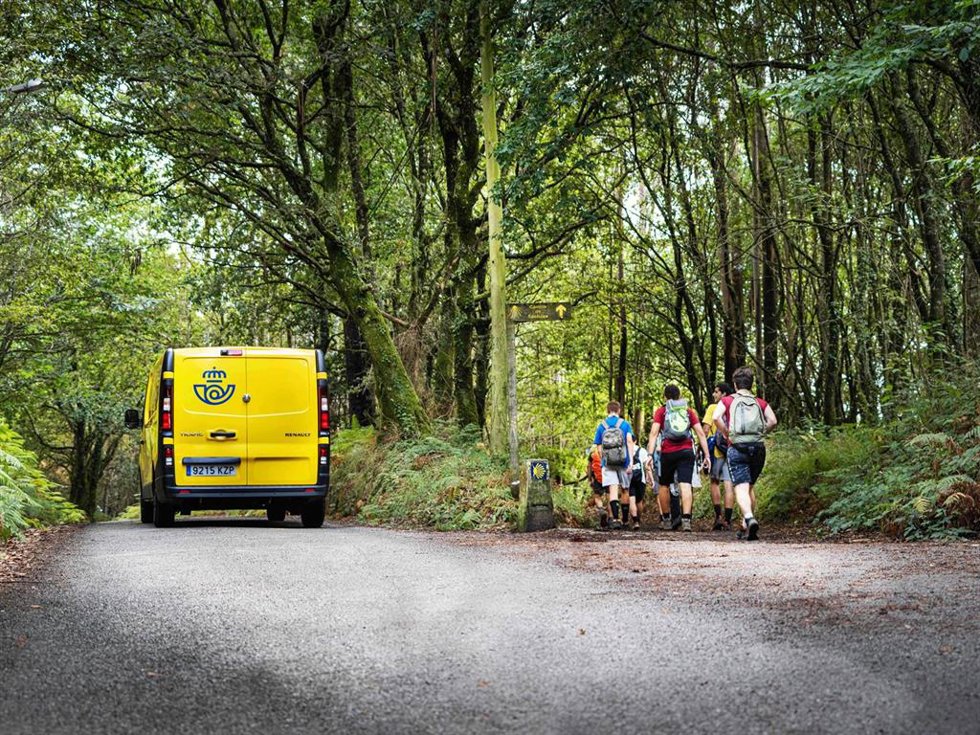 Archivo - Correos reactiva el transporte de mochilas