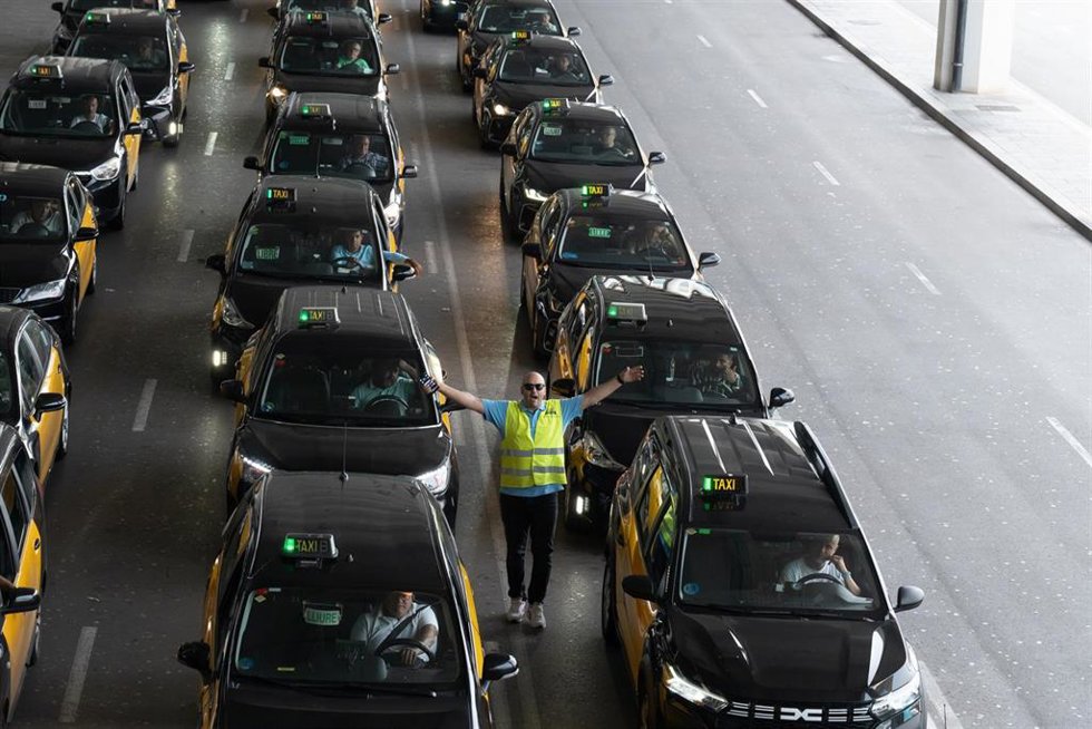Archivo - Concentración de taxis en el aeropuerto de Barcelona