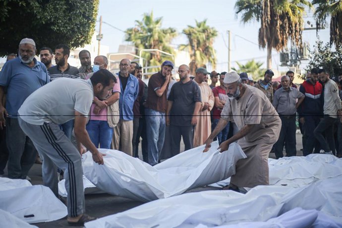 Archivo - Arquivo - Cadáveres no Hospital Suhada Al Aqsa em Deir al-Bala'a, Faixa de Gaza (arquivo)