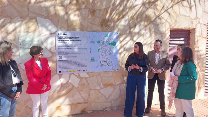 La consejera de Agua, Agricultura, Ganadería y Pesca, Sara Rubira, asistió esta mañana en Abanilla a la inauguración de tres murales artísticos