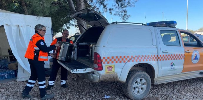 Voluntarios de Protección Civil realizando tareas de suministro desde Venta del Aire