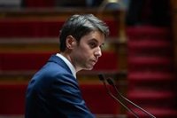 El líder de Renacimiento defiende la inhabilitación de Le Pen durante su mesa redonda en París