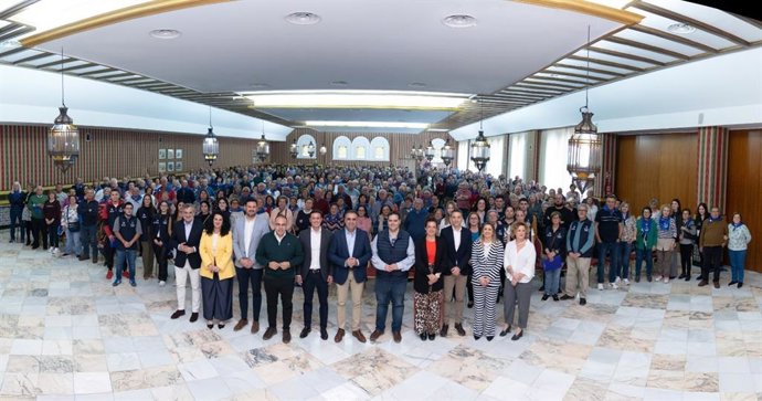 El presidente de la Diputación de Almería, Javier A. García; el presidente de la Diputación de Granada, Francisco Rodríguez; y el alcalde de Almuñécar, Juan José Ruiz; dan la bienvenida en el Hotel Playa Cálida a los primeros participantes.