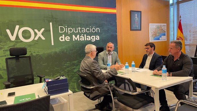 El portavoz de VOX en la Diputación, Antonio Luna, y el diputado provincial Francisco Garrido, reunidos con el presidente de Amela, Baltasar del Moral.