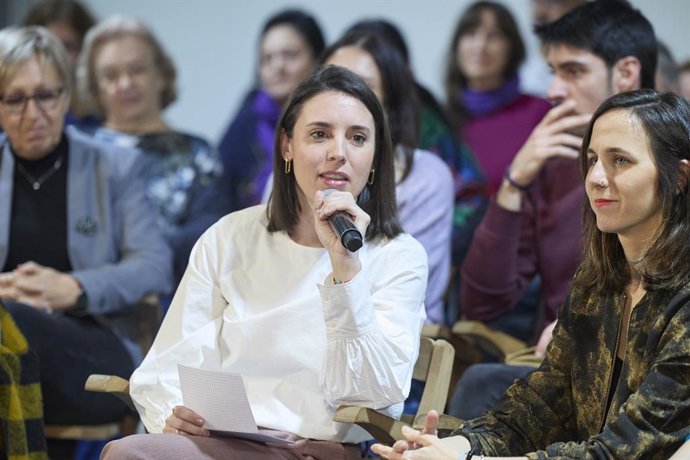 Archivo - Arquivo - A secretária política do Podemos e eurodeputada, Irene Montero ( esquerda), e a secretária-geral do Podemos e eurodeputada, Ione Belarra ( direita), durante um evento do Podemos no espao Próxima Estación, em 6 de maro de 2025, em