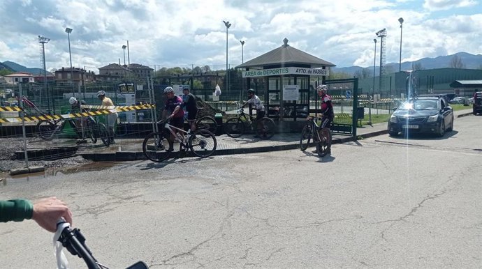 Lugar del accidente en el que un ciclista ha resultado herido tras chocar contra un turismo en Arriondas (Parres).