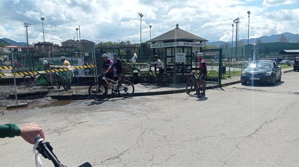 Lugar del accidente en el que un ciclista ha resultado herido tras chocar contra un turismo en Arriondas (Parres).