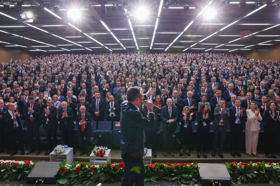 zgur zel, reelegido presidente del CHP turco