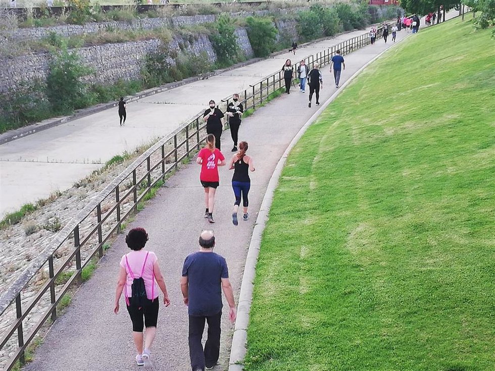 Archivo - Personas paseando o haciendo ejercicio 