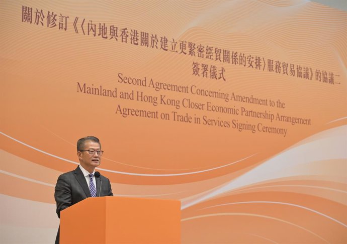 Archivo - HONG KONG, 9 de outubro de 2024 -- Paul Chan, secretário de finanças do governo da Região Administrativa Especial de Hong Kong (HKSAR), discursa na cerimônia de assinatura de um documento sobre a alteração do acordo de comércio de serviços no âm