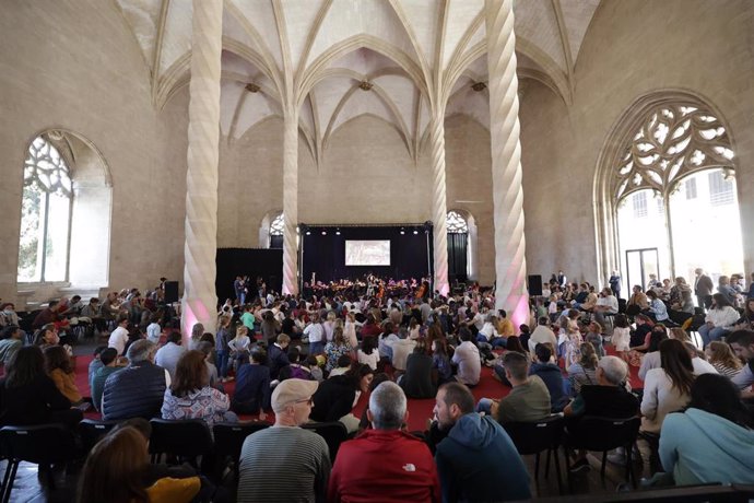 Unas 2.000 personas participan en los dos días del concierto 'Música per a la infància' de la Orquesta Sinfónica de Baleares en la Llotja de Palma