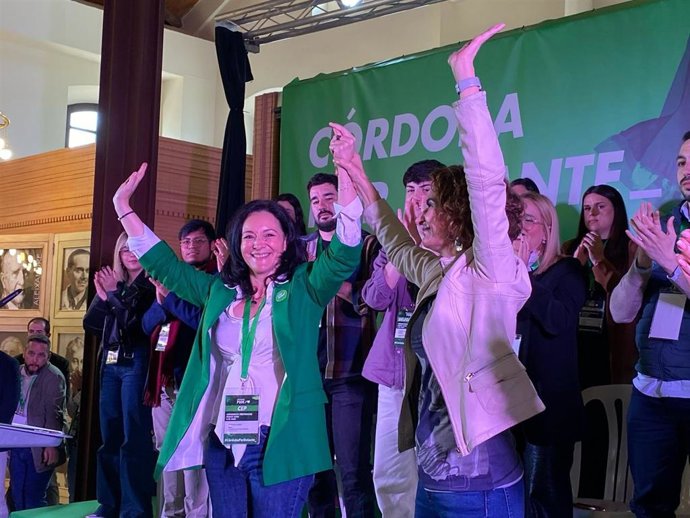 María Jesús Monntero (dcha.) levanta la mano a Rafi Crespín, en la apertura del Congrreso del PSOE de Córdoba en Puente Genil.