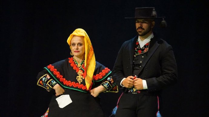 Desfile de indumentaria tradicional celebrado este domingo en el Teatro Capitol de Cáceres