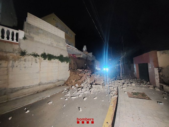 Desalojadas 3 viviendas en Segur de Calafell (Tarragona) por el derrumbe de un muro de contención