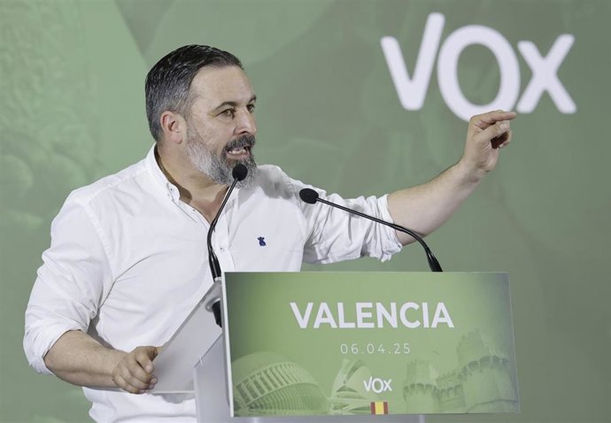 El presidente de Vox, Santiago Abascal, en un acto con afiliados y simpatizantes en València.