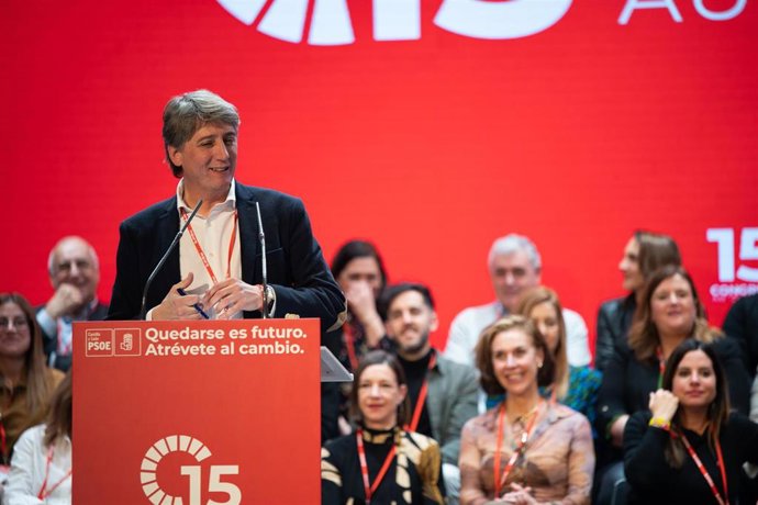 Archivo - Imagen de archivo del secretario general del PSOE de Castilla y León, Carlos Martínez, durante la clausura del 15º Congreso Socialista de Castilla y León, en el Teatro Ortega, a 23 de febrero de 2025, en Palencia.