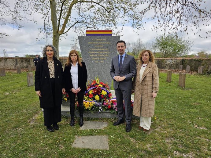 La consejera de Justicia y Derechos Humanos, María Jesús San José, junto a los vicelehendakaris Ibone Bengoetxea y Mikel Torres, y la consejera de Movilidad Sostenible, Susana García Chueca