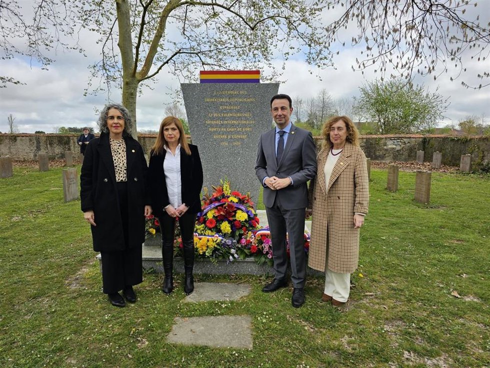 La consejera de Justicia y Derechos Humanos, María Jesús San José, junto a los vicelehendakaris Ibone Bengoetxea y Mikel Torres, y la consejera de Movilidad Sostenible, Susana García Chueca