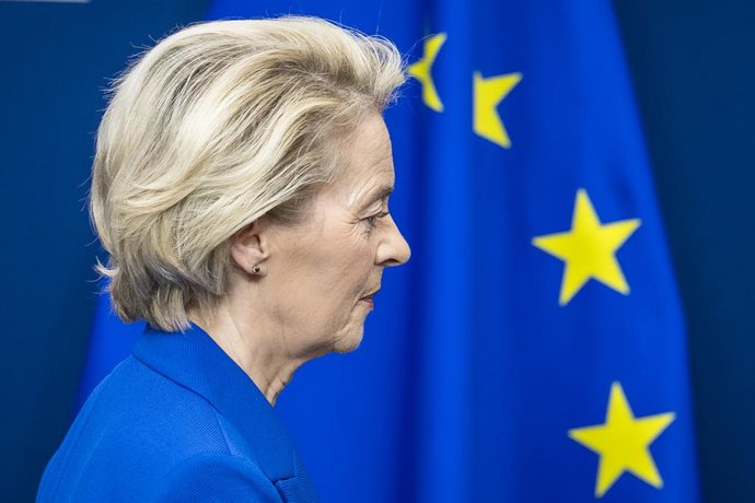 4 de março de 2025, Bruxelas, Bélgica: A Presidente da Comissão Europeia, Ursula von der Leyen, e o Alto Representante, Josep Borrell, falam à mídia durante uma coletiva de imprensa na sede da Comissão Europeia em Bruxelas, Bélgica, em 04/03/2025.