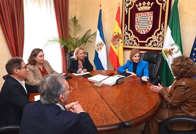 La alcaldesa de Jerez (Cádiz), María José García-Pelayo, en el encuentro con la presidenta de la Asociación Afanas Jerez, Eugenia García Mateos, y el director gerente del centro, Manuel Gómez Navarro.