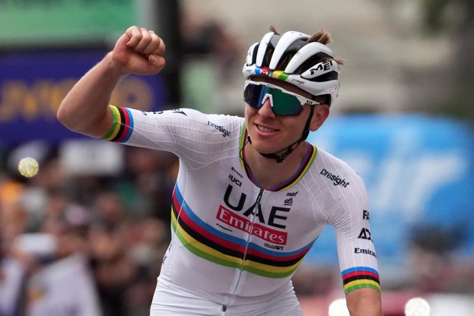 Archivo - 12 October 2024, Italy, Como: Slovenian cyclist Tadej Pogacar celebrates as he crosses the finish line to win the 118th edition of the Il Lombardia cycling race, a 255 km one-day race from Bergano to Como. Photo: Gian Mattia D'alberto/LaPresse v