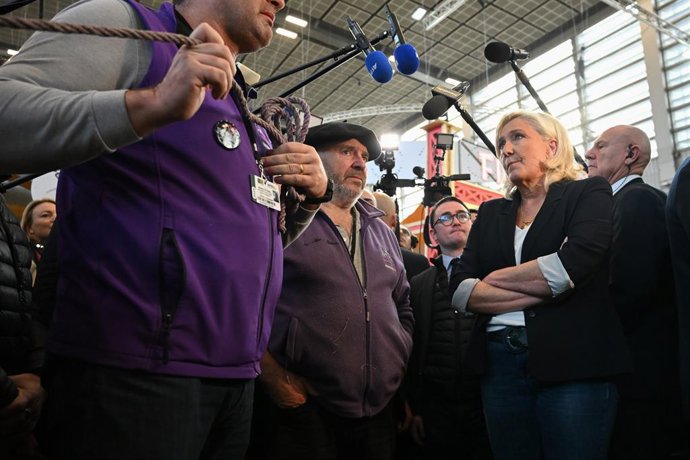 Archivo - Arquivo - 1º de março de 2025, Paris, Ile-De-France (Região, França): Visita da presidente do grupo RN (Rally Nacional) à Assembleia Nacional, Marine Le Pen, no Salon de l'Agriculture 2025, na Porte de Versailles, Paris, 27 de fevereiro de 2025.