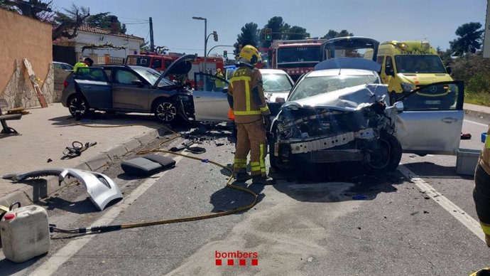 Cuatro heridos, uno de ellos crítico, en un accidente entre tres vehículos en Flix (Tarragona)