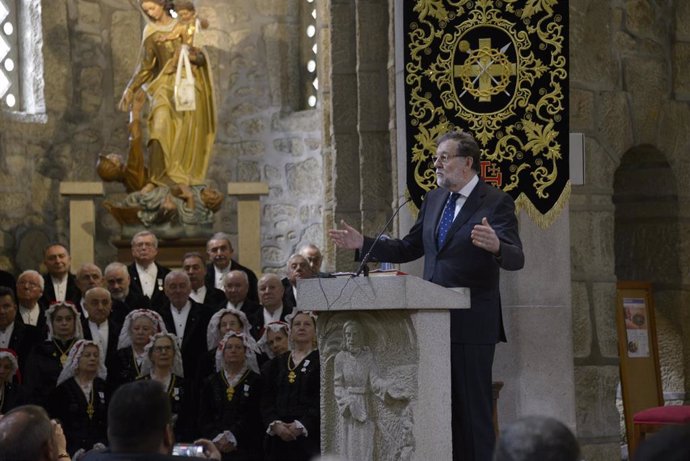 El expresidente del Gobierno, Mariano Rajoy, durante el pregón de la Semana Santa, en la iglesia de O Carballiño, a 6 de abril de 2025, en O Carballiño, Ourense, Galicia (España). 