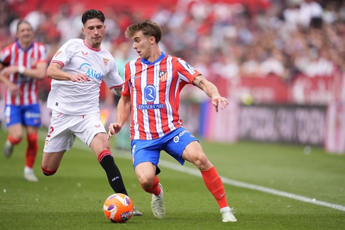 Pablo Barrios, do Atlético de Madrid, em ação durante a partida de futebol da Liga Espanhola, LaLiga EA Sports, disputada entre Sevilla FC e Atlético de Madrid no estádio Ramon Sanchez Pizjuan, em 6 de abril de 2025, em Madri, Espanha.