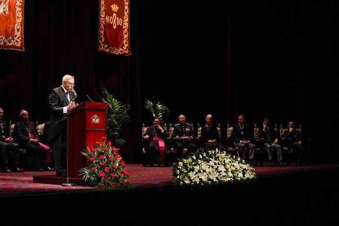 El pregonero, José Joaquín León, durante el pregón de la Semana Santa celebrado en el Teatro de la Maestranza.