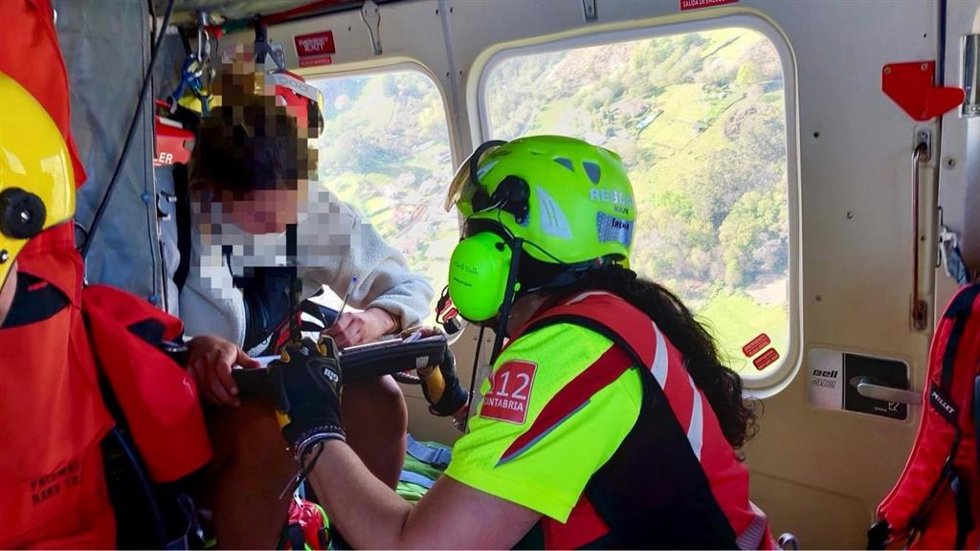 Senderista rescatada en el helicóptero del Gobierno de Cantabria tras quedar enriscada en el Monte Candina
