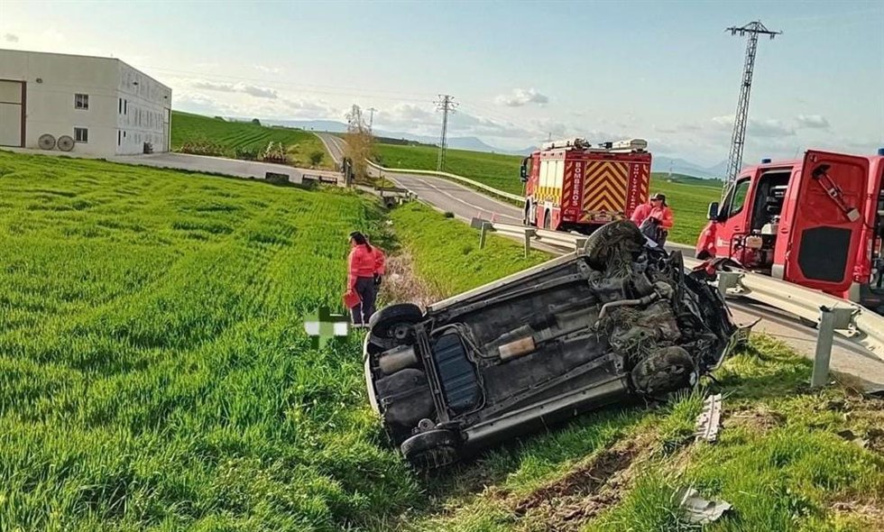 Los servicios de emergencia junto al vehículo accidentado.