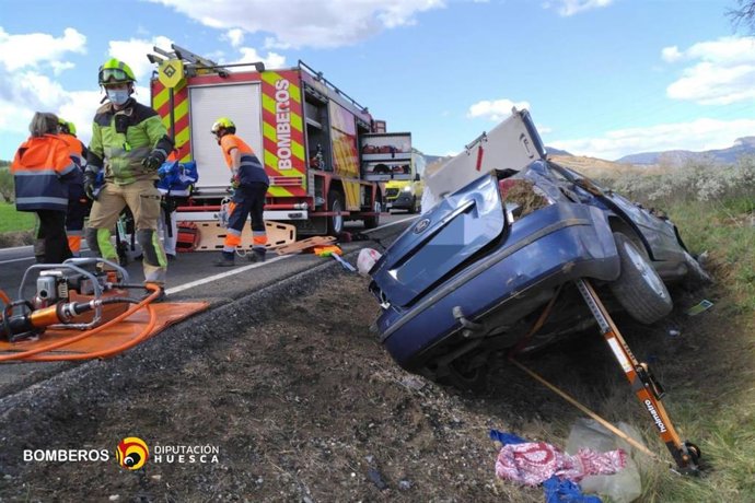 Bomberos de la DPH en el lugar del accidente ocurrido este domingo en la N-230 en Arén (Huesca).